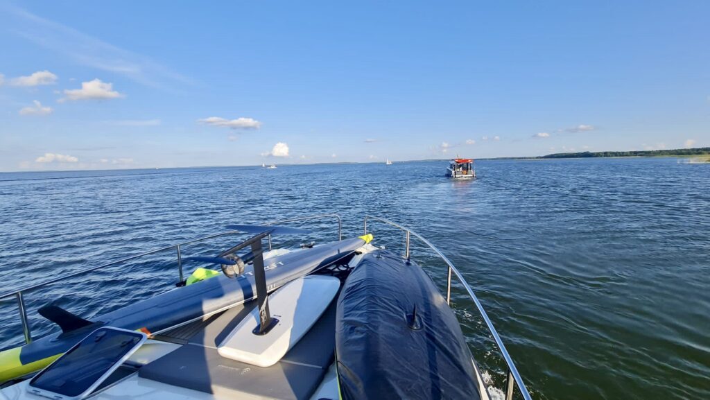 widok z dzioba na mazurskie jezioro i supy na pokładzie